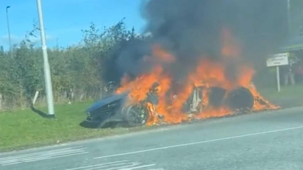 Hybride McLaren Artura vliegt in brand tijdens testrit