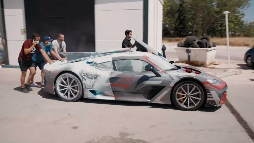 Mercedes-AMG gaat met de billen bloot bij documentaire over de One