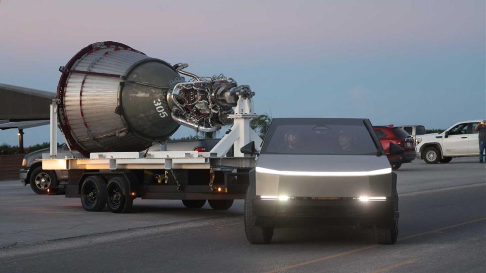 Kijk hoe een Tesla Cybertruck de motor van een SpaceX-raket versleept