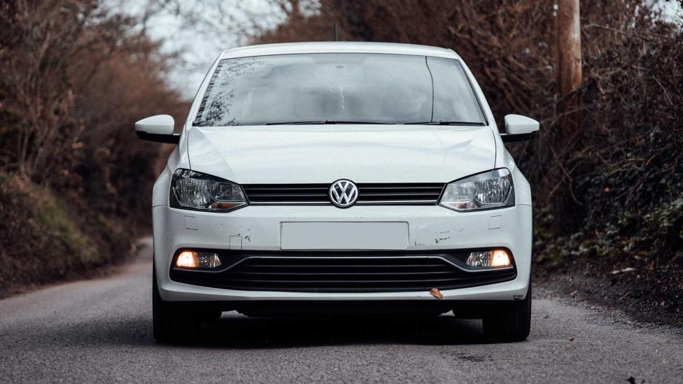 Zelfs als je een simpele VW Polo wilt rijden, kost het in dit land 70.000 euro