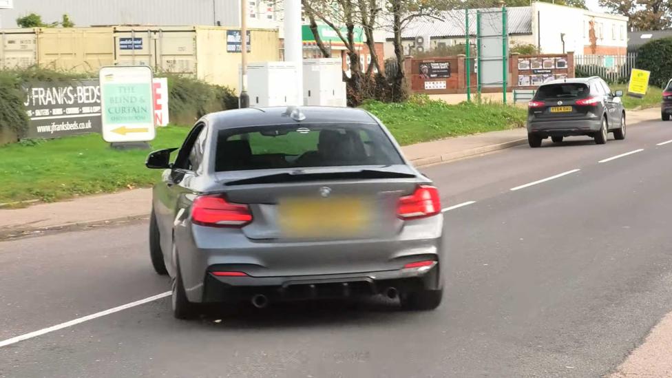 BMW-rijder wordt gewaarschuwd voor de politie, maar trekt toch het gas open