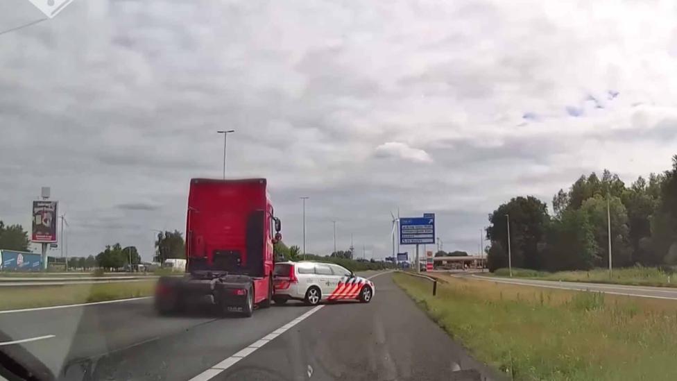 Vrachtwagen deelt PIT-manoeuvre uit aan Nederlandse politieauto tijdens achtervolging