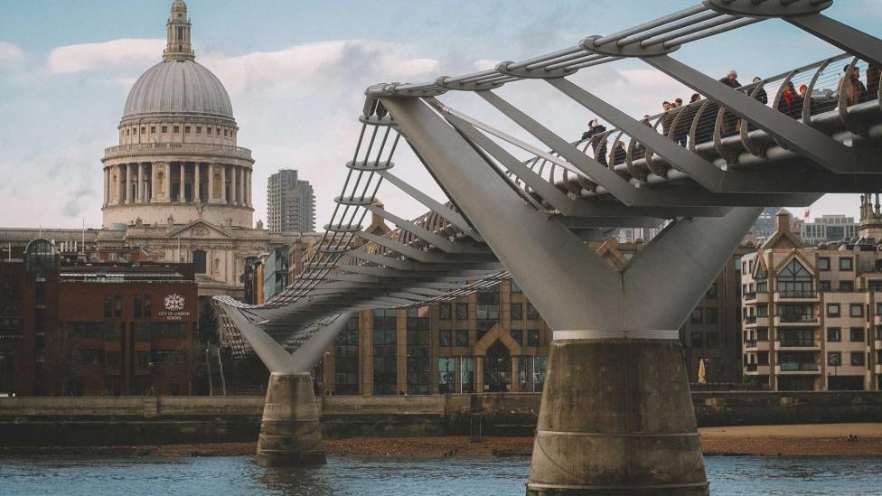 De bijzondere reden waarom je in Engeland soms een baal stro aan een brug ziet hangen