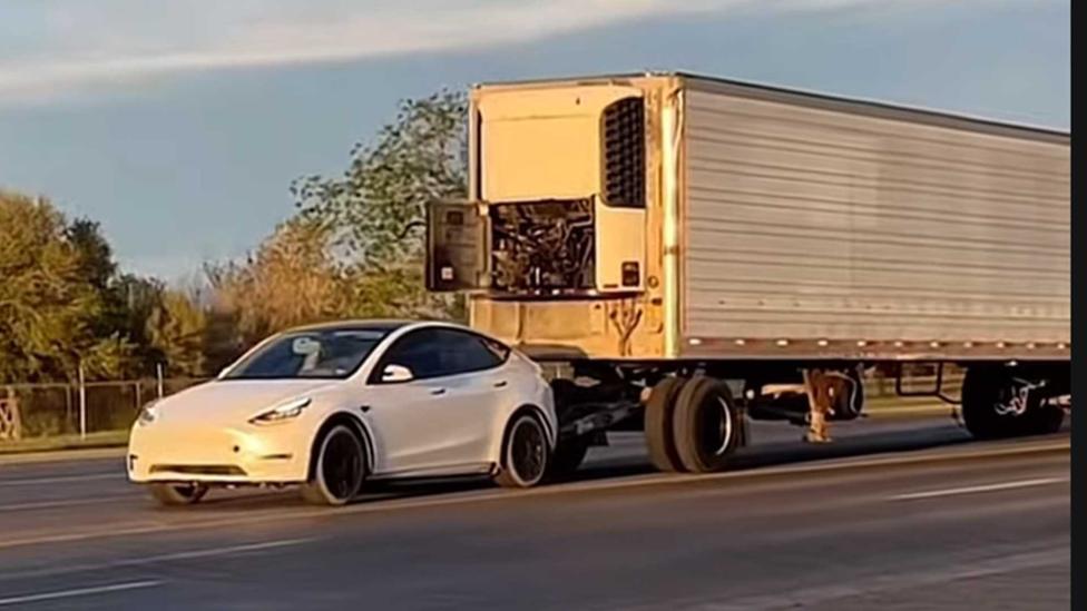 Tesla Model Y trekt doodleuk een  vrachtwagentrailer op de openbare weg