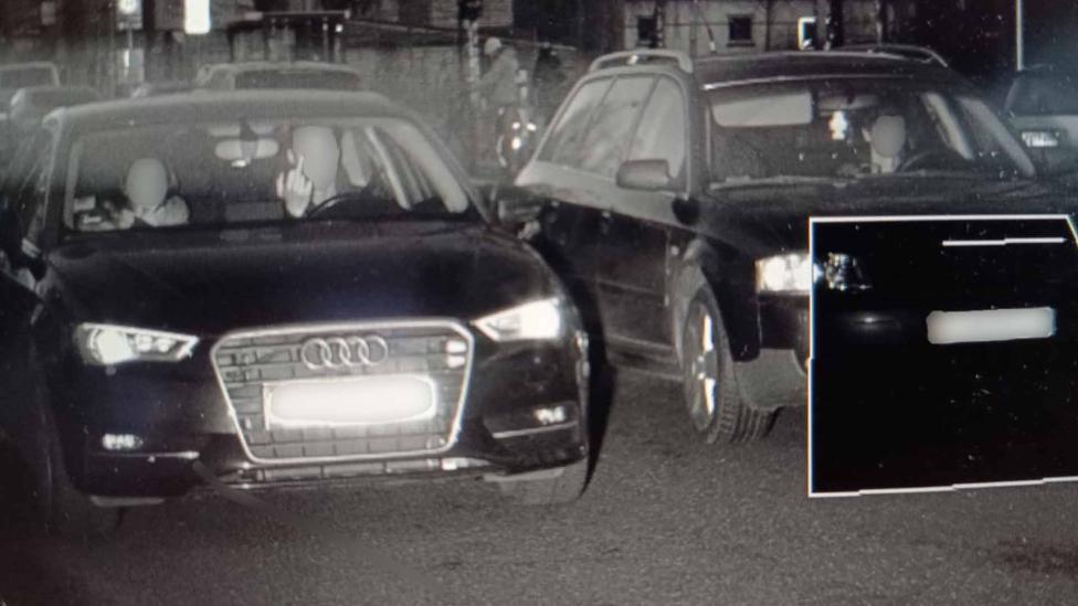 Audi-rijder steekt middelvinger op naar flitser, wordt per ongeluk door andere Audi erbij gelapt