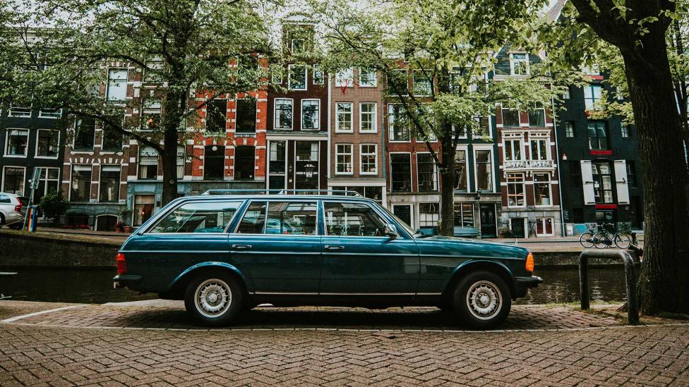 Ondanks alle bakfietsen en havercappu’s, stoten auto’s in Amsterdam het meest uit
