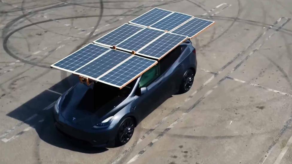 Je kunt nu uitklapbare zonnepanelen kopen voor op je Tesla om tijdens het parkeren op te laden