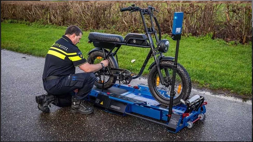 De politie gaat fatbikes aanpakken met een speciale rollerbank voor elektrische fietsen