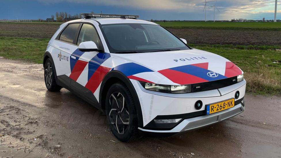 60% van de politieauto’s zou al elektrisch kunnen zijn, maar er is een goede reden om dat (nog) niet te doen