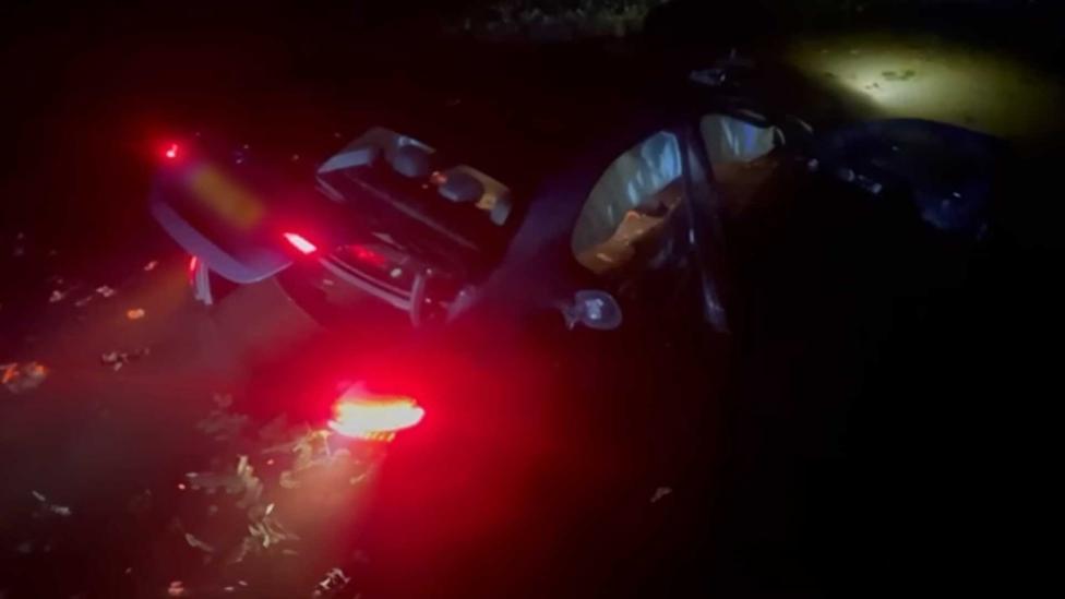 VIDEO: Huur-Mercedes belandt in de sloot na achtervolging