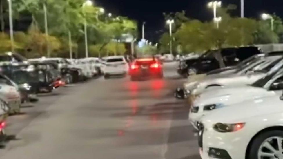 VIDEO: 18-jarige in Tesla met 1.020 pk zorgt voor 300.000 euro schade op krappe parkeerplaats