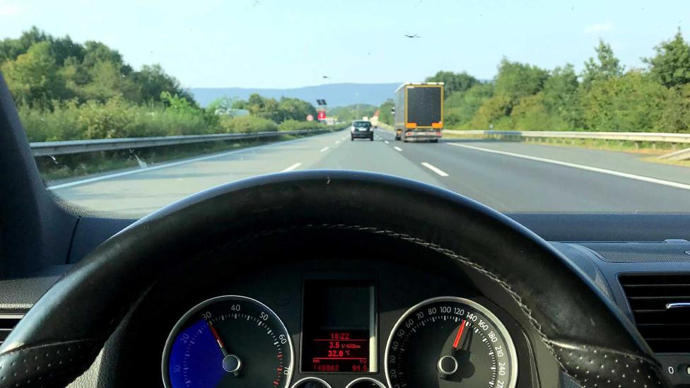 Waarom je met een VW Golf op de Duitse snelweg niet overal mag inhalen