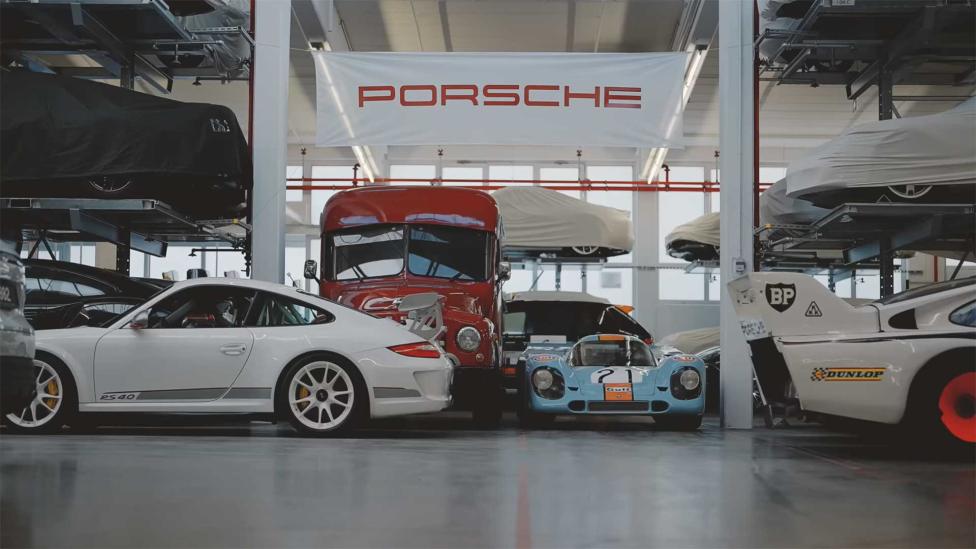 VIDEO: Er staan allerlei bijzondere raceauto’s in de geheime opslag van Porsche