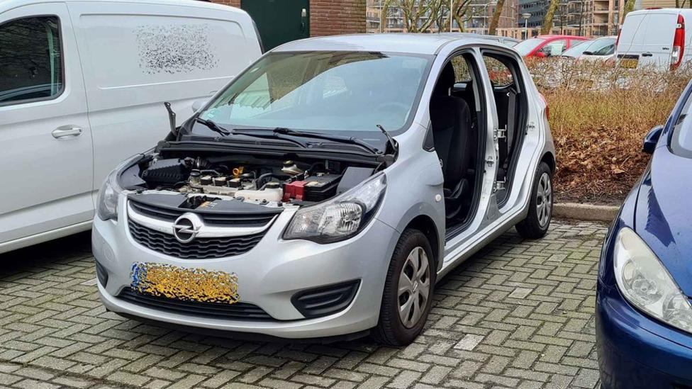 Knap lullig: Opel-rijder vindt auto terug zonder deuren en motorkap