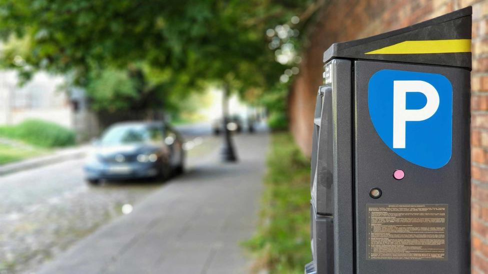 Man heeft als hobby om foutparkeerders te melden, spekte staatskas met meer dan een ton