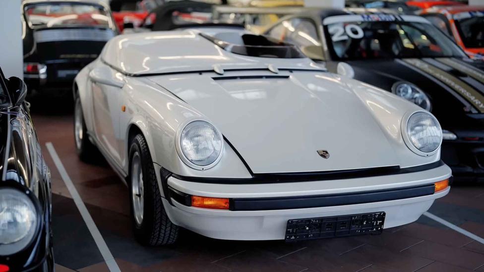 VIDEO: Er staan ook een boel conceptauto’s en prototypes in de geheime Porsche-opslag