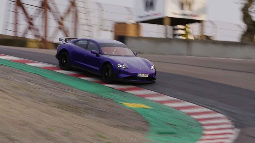 VIDEO: De recordronde van de Porsche Taycan Turbo GT ziet eruit alsof ie vooruitgespoeld is