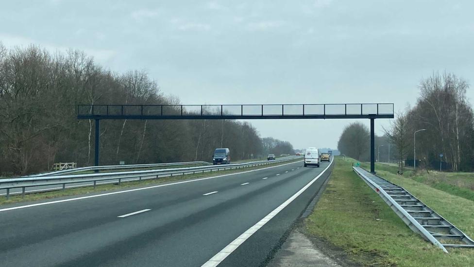 De interessante reden waarom deze constructies boven snelwegen in Nederland staan