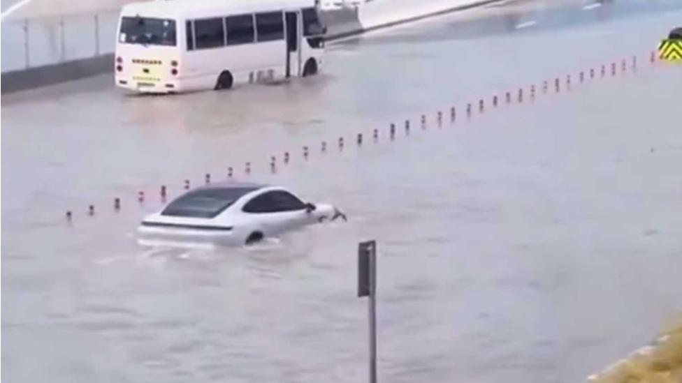 VIDEO: EV-rijders lachen zich rot tijdens de overstromingen in Dubai