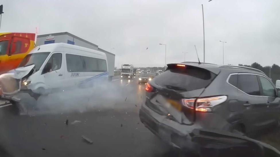 VIDEO: Geniet 15 minuten van de knulligheid van Nederlandse weggebruikers