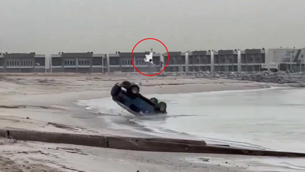 VIDEO: Bizarre crash laat zien waarom een gordel ook op het strand een goed idee is