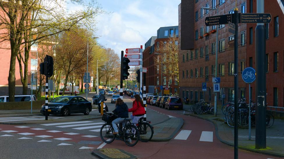 De maximumsnelheid in Amsterdam is zo laag dat fatbikes tussen de auto’s mogen fietsen