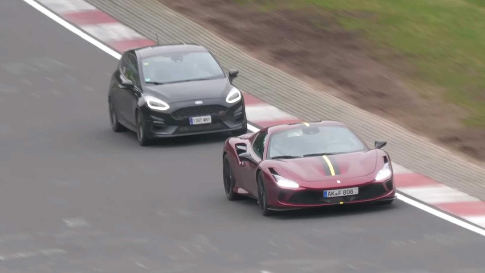 VIDEO: Dappere Ford die Ferrari opdrukt bewijst dat het niet alleen om power draait op de Ring
