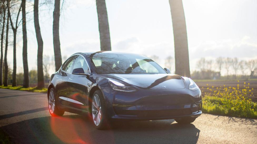 VIDEO: Tesla-rijdster zit bijna een uur opgesloten in bloedhete Model 3