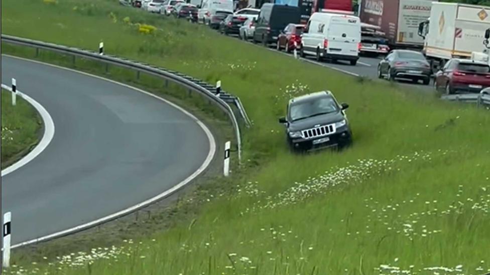 VIDEO: Jeep-rijder heeft geen zin in file, dus keert om via de berm
