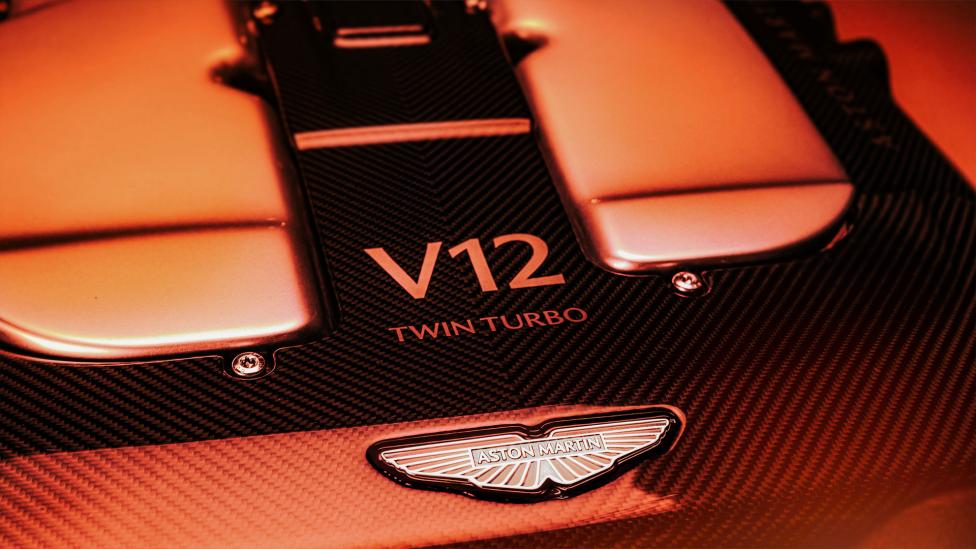 De V12 leeft! Aston Martin komt met zijn krachtigste twaalfcilinder ooit