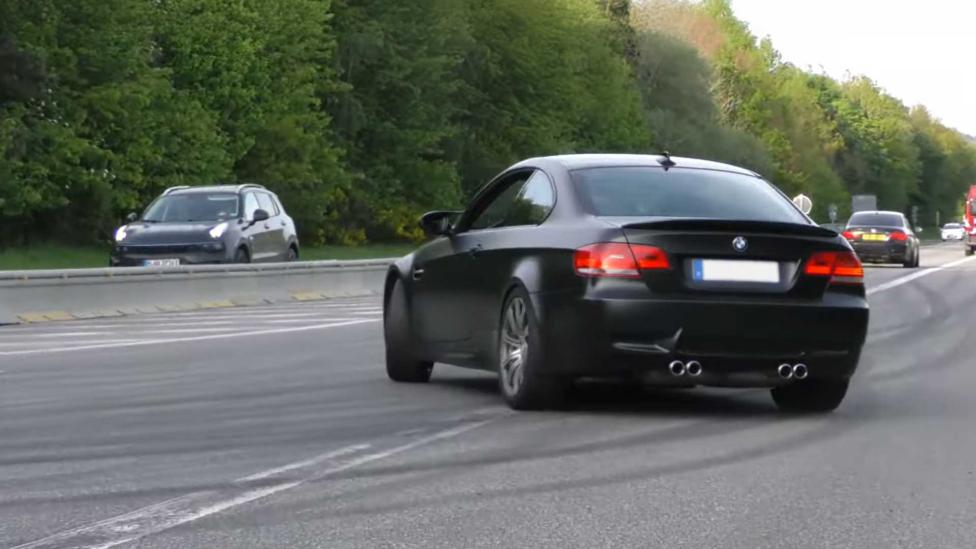 VIDEO: Driftende BMW-rijder wordt betrapt door de politie, maar heeft extreem veel geluk