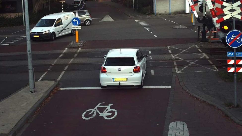 Vandaag gaat een nieuw soort flitspaal aan in Nederland (en dat is maar beter ook)