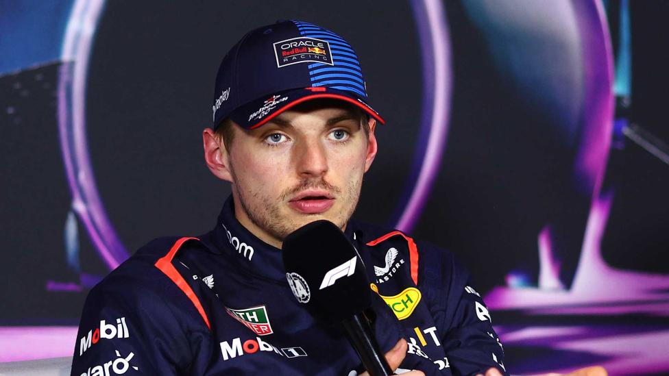 VIDEO: Verstappen grapt over speculatie: ‘Als mijn moeder ballen had, was ze mijn vader’