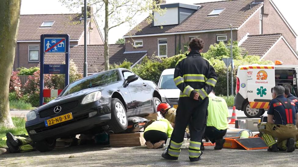 VIDEO: Brandweer schroeft Mercedes SLK uit elkaar om een kat te redden