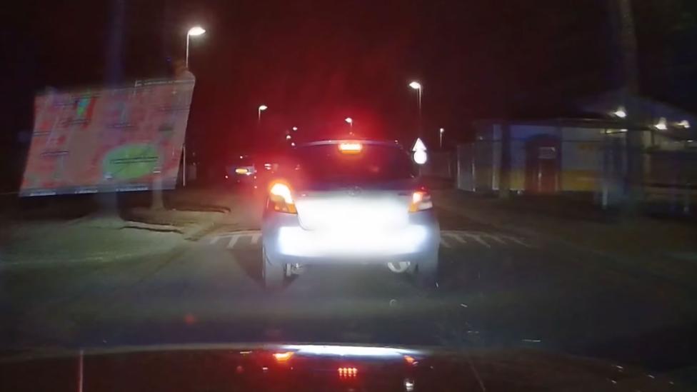 VIDEO: Joyrider scheurt ongecontroleerd met papa’s Yaris door een woonwijk