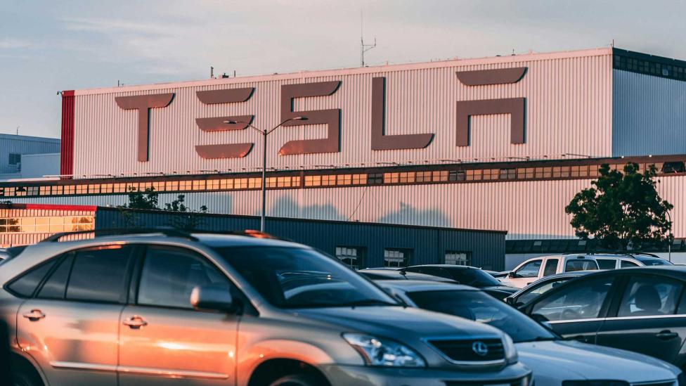 Een fabriek van Tesla stond in brand, maar de oorzaak is niet wat jij nu denkt