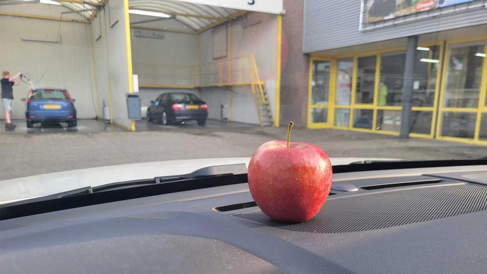Waarom je een appel moet meenemen als je je auto gaat wassen