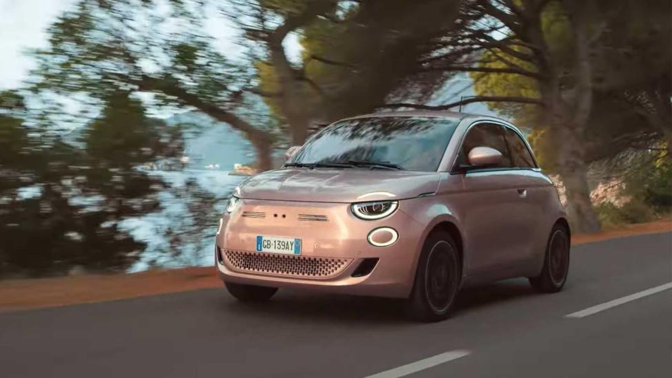 VIDEO: Fiat plaagt Italiaanse regering met deze Fiat 500e zonder logo’s