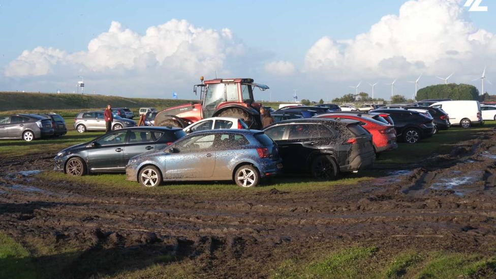 Had toch een Audi met Quattro gekocht: honderden auto’s vast in de modder na regen