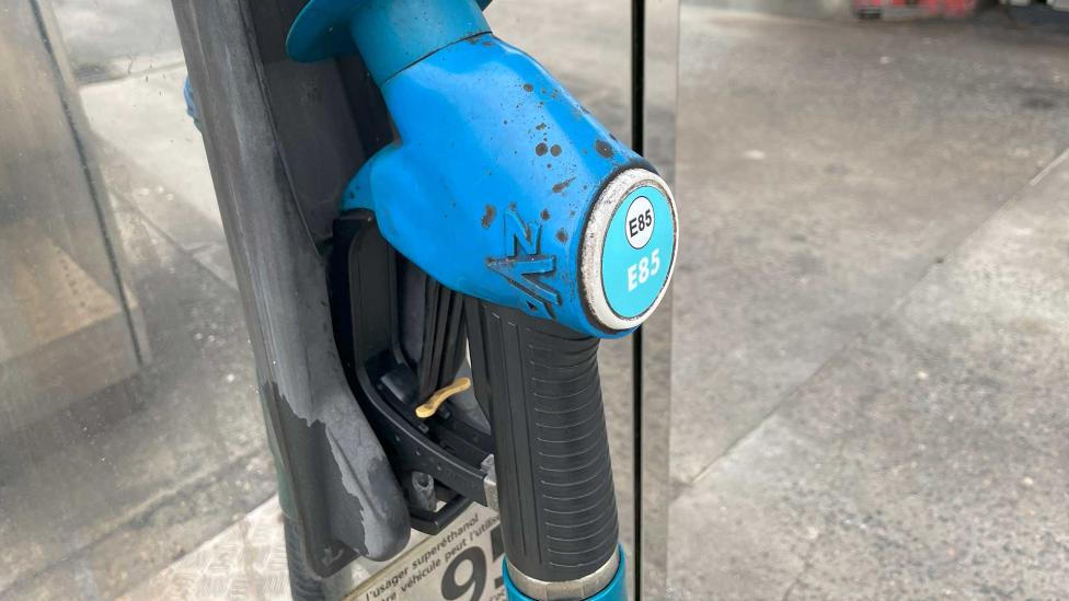 Als E85-benzine zo spotgoedkoop is, waarom rijden we er dan niet allemaal op?