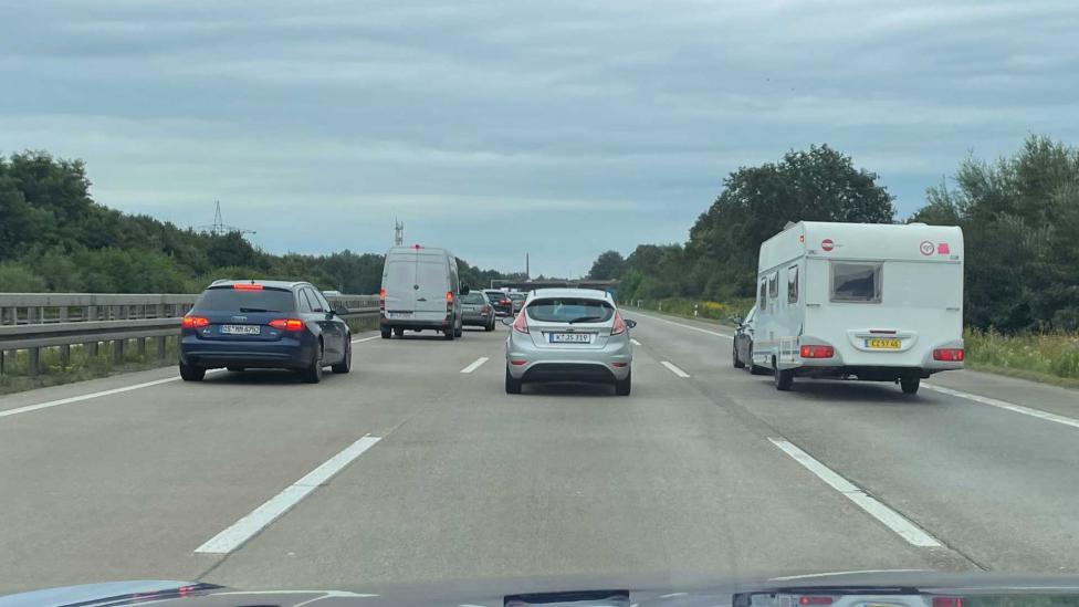 Met deze tegenstrijdige tip sta je minder in de file in het buitenland tijdens je vakantie