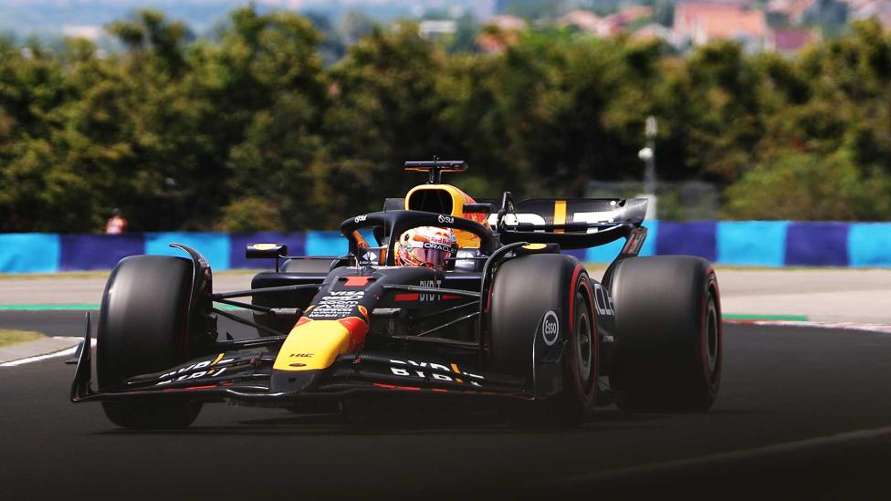 Verstappen test nieuwe auto tijdens de 1e vrije training voor de GP van Hongarije 2024