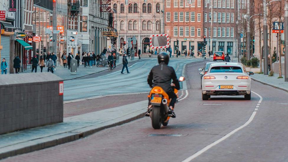 Motorfietsen zijn lastig te flitsen, maar krijgen ze ook boetes?