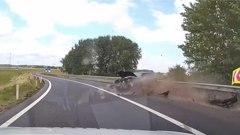 VIDEO: Vluchtende Seat Ibiza crasht hard tegen vangrail na mislukte drift
