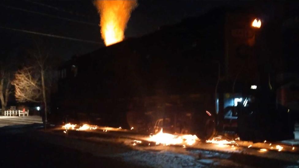 Zie hoe een dieseltrein met tweetakt-V16 een burnout maakt en vlammen schiet
