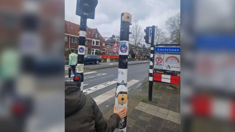 De interessante reden waarom sommige stoplichten een tweede (extra hoog) knopje hebben