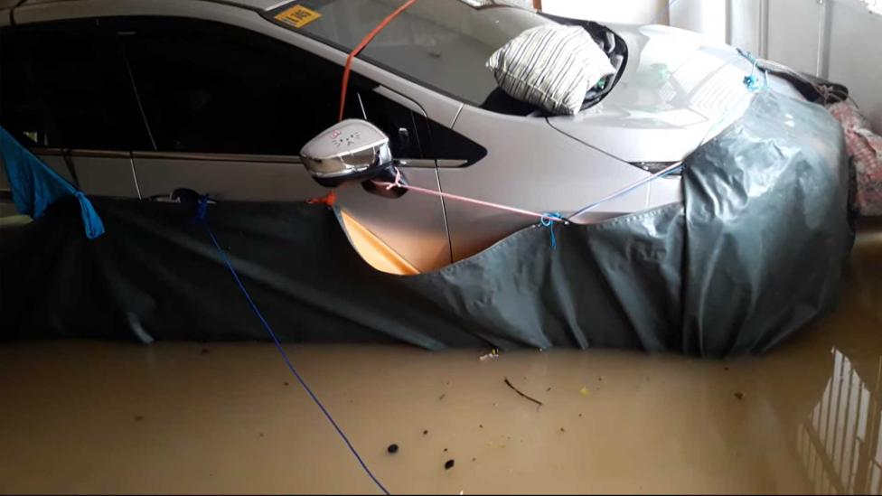 Zo red je met een zeiltje van 20 euro je auto tijdens een overstroming