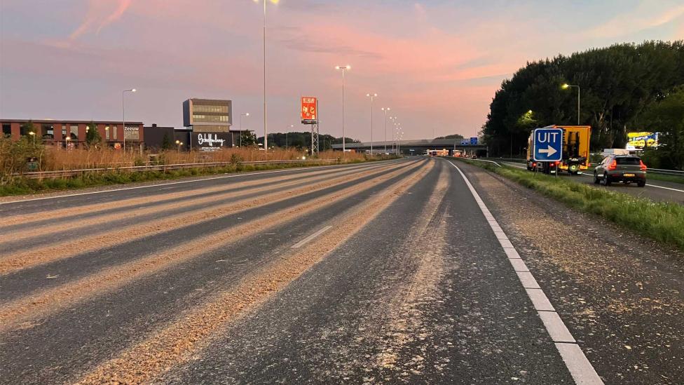 Wintertijd? Rijkswaterstaat waarschuwt voor extreme gladheid en sluit A16 af