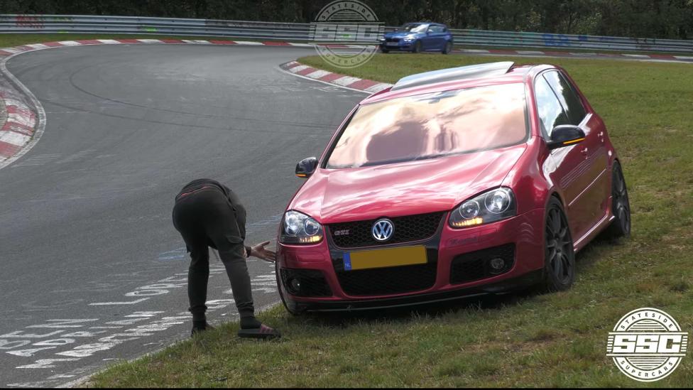 Uitstappen op het circuit is nog het minst domme wat deze GTI-rijder doet