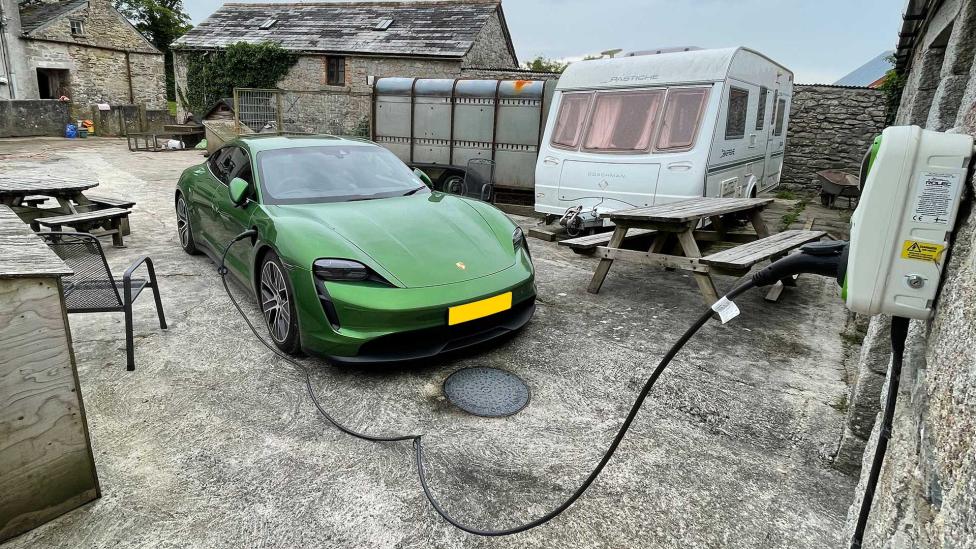 Door deze Belgische doorbraak worden EV’s minder ontvlambaar en rijden ze verder